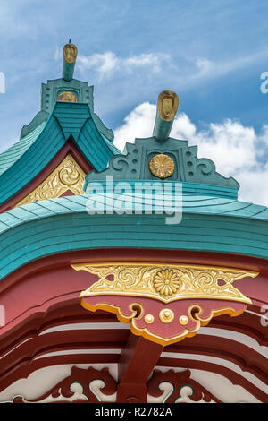 Tokio - August 14, 2018: Shishiguchi ridge End Tile und Gegyo (Giebel Anhänger) Dach detail und Ornamente (Kazari) Honden (Große Halle) von Hie Jinja. Stockfoto