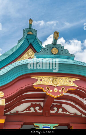 Tokio - August 14, 2018: Shishiguchi ridge End Tile und Gegyo (Giebel Anhänger) Dach detail und Ornamente (Kazari) Honden (Große Halle) von Hie Jinja. Stockfoto