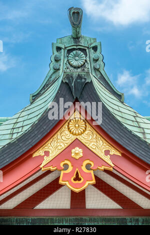 Tokio - August 14, 2018: Shishiguchi ridge End Tile und Gegyo (Giebel Anhänger) Dach detail und Ornamente (Kazari) Honden (Große Halle) von Hie Jinja. Stockfoto