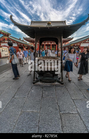 Tokio, Taito Station - 18. August 2018: asiatische Touristen während Räucherwerk Rauch reinigungsritual vor Jokoro auf Senso-ji Tempel in Asakusa Stockfoto