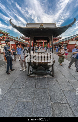Tokio, Taito Station - 18. August 2018: asiatische Touristen während Räucherwerk Rauch reinigungsritual vor Jokoro auf Senso-ji Tempel in Asakusa Stockfoto