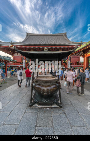 Tokio, Taito Station - 18. August 2018: asiatische Touristen während Räucherwerk Rauch reinigungsritual vor Jokoro auf Senso-ji Tempel in Asakusa Stockfoto