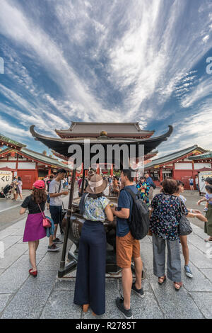 Tokio, Taito Station - 18. August 2018: asiatische Touristen während Räucherwerk Rauch reinigungsritual vor Jokoro auf Senso-ji Tempel in Asakusa Stockfoto