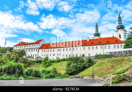 Prag, tschechische Republik - 9. Mai 2014: Das Kloster Strahov in Prag gegen den blauen Himmel. Hier wird seit mehr als 800 Jahren gibt es die alte Bibliothek. Die älteste Stockfoto