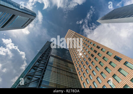 Minato Bezirk, Tokyo, Japan - 13 August 2018 - 19. August 2018: Straße der Wolkenkratzer, Gebäude in der Nähe von Higashi-Shimbashi Bereich. Mir Shiodome Stockfoto