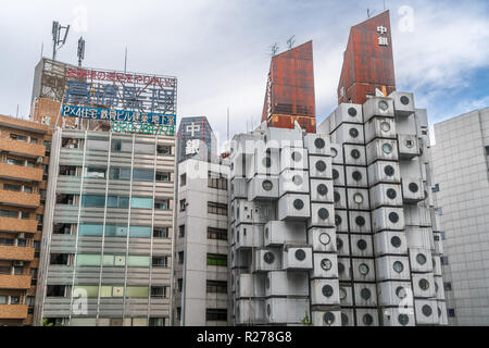 Tokyo, Minato Station - 19. August 2018: Nakagin Capsule Tower. Vom Architekten Kisho Kurokawa konzipiert. Seltene verbleibenden Beispiel japanischer Stoffwechsel Stockfoto