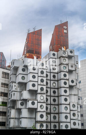 Tokyo, Minato Station - 19. August 2018: Nakagin Capsule Tower. Vom Architekten Kisho Kurokawa konzipiert. Seltene verbleibenden Beispiel japanischer Stoffwechsel Stockfoto