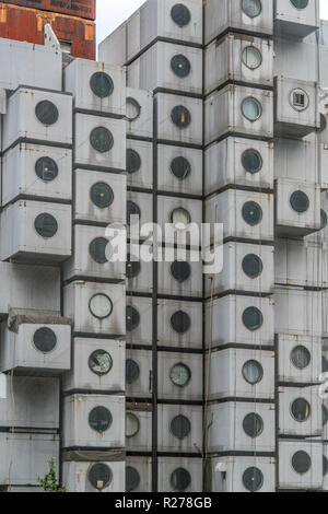 Tokyo, Minato Station - 19. August 2018: Nakagin Capsule Tower. Vom Architekten Kisho Kurokawa konzipiert. Seltene verbleibenden Beispiel japanischer Stoffwechsel Stockfoto