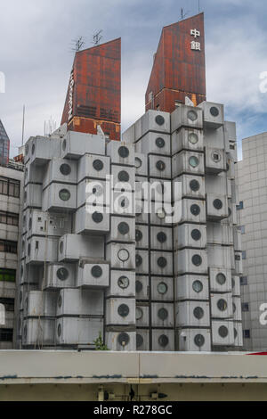 Tokyo, Minato Station - 19. August 2018: Nakagin Capsule Tower. Vom Architekten Kisho Kurokawa konzipiert. Seltene verbleibenden Beispiel japanischer Stoffwechsel Stockfoto