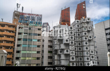 Tokyo, Minato Station - 19. August 2018: Nakagin Capsule Tower. Vom Architekten Kisho Kurokawa konzipiert. Seltene verbleibenden Beispiel japanischer Stoffwechsel Stockfoto
