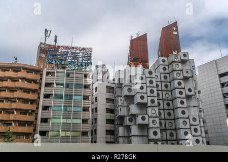 Tokyo, Minato Station - 19. August 2018: Nakagin Capsule Tower. Vom Architekten Kisho Kurokawa konzipiert. Seltene verbleibenden Beispiel japanischer Stoffwechsel Stockfoto