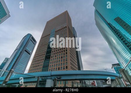 Minato Bezirk, Tokyo, Japan - 19 August 2018: Yurikamome Linie durch Wolkenkratzer, Gebäude in der Nähe von Higashi-Shimbashi Bereich. Shiodome Tower, Royal Park Hot Stockfoto