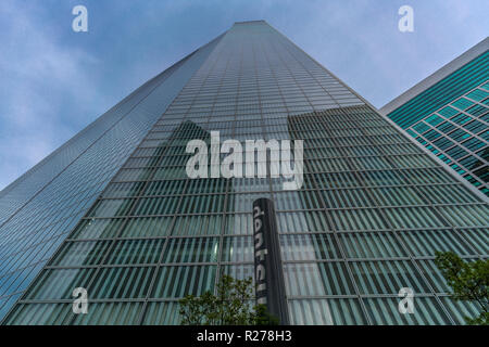 Minato Bezirk, Tokyo, Japan - 19 August, 2018: Straße der Dentsu zentrale Gebäude des französischen Architekten Jean Nouvel Stockfoto
