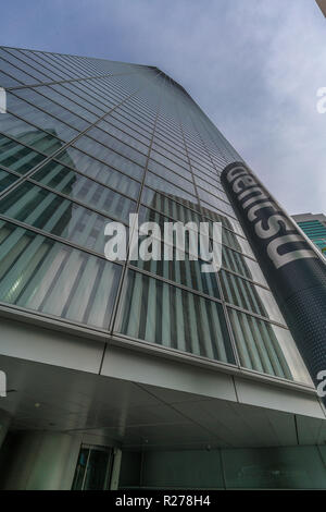 Minato Bezirk, Tokyo, Japan - 19 August, 2018: Straße der Dentsu zentrale Gebäude des französischen Architekten Jean Nouvel Stockfoto
