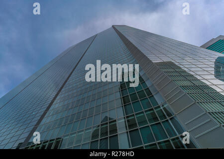 Minato Bezirk, Tokyo, Japan - 19 August, 2018: Straße der Dentsu zentrale Gebäude des französischen Architekten Jean Nouvel Stockfoto