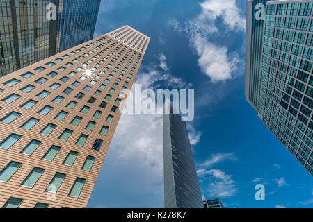 Minato Bezirk, Tokyo, Japan - 13 August 2018 - 19. August 2018: Straße der Wolkenkratzer, Gebäude in der Nähe von Higashi-Shimbashi Bereich. Mir Shiodome Stockfoto