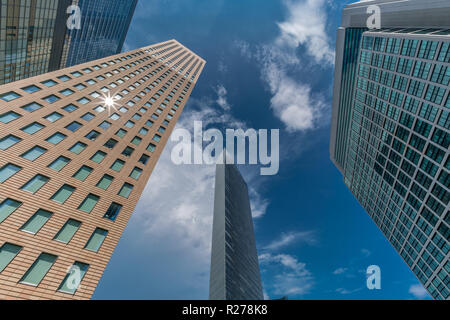 Minato Bezirk, Tokyo, Japan - 13 August 2018 - 19. August 2018: Straße der Wolkenkratzer, Gebäude in der Nähe von Higashi-Shimbashi Bereich. Mir Shiodome Stockfoto