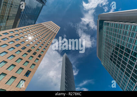 Minato Bezirk, Tokyo, Japan - 13 August 2018 - 19. August 2018: Straße der Wolkenkratzer, Gebäude in der Nähe von Higashi-Shimbashi Bereich. Mir Shiodome Stockfoto