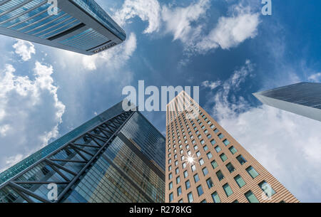 Minato Bezirk, Tokyo, Japan - 13 August 2018 - 19. August 2018: Straße der Wolkenkratzer, Gebäude in der Nähe von Higashi-Shimbashi Bereich. Mir Shiodome Stockfoto