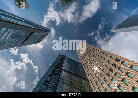Minato Bezirk, Tokyo, Japan - 13 August 2018 - 19. August 2018: Straße der Wolkenkratzer, Gebäude in der Nähe von Higashi-Shimbashi Bereich. Mir Shiodome Stockfoto