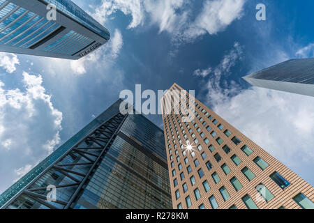 Minato Bezirk, Tokyo, Japan - 13 August 2018 - 19. August 2018: Straße der Wolkenkratzer, Gebäude in der Nähe von Higashi-Shimbashi Bereich. Mir Shiodome Stockfoto