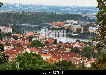 Panorama im Sommer von oben mit Blick auf die Tyn Kirche in Prag. An den Ufern der Moldau gelegen, 40 km von seinem Zusammenfluss mit Stockfoto