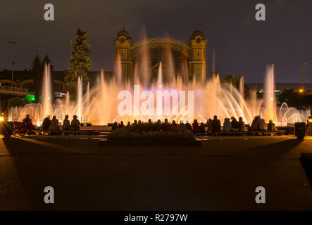 Tschechische Republik, Prag. 19. August 2015. Singend tanzenden Fontänen in Prag am Abend. Light Show auf dem Wasser. Brunnen von erfinders Fr Stockfoto