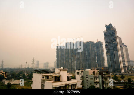 Im Bau Wolkenkratzer Schuß in der Dämmerung in Noida Gurgaon Stockfoto