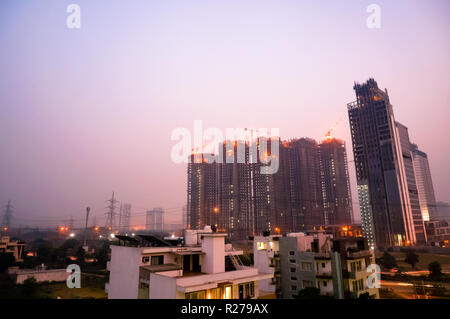 Im Bau Wolkenkratzer Schuß in der Dämmerung in Noida Gurgaon Stockfoto