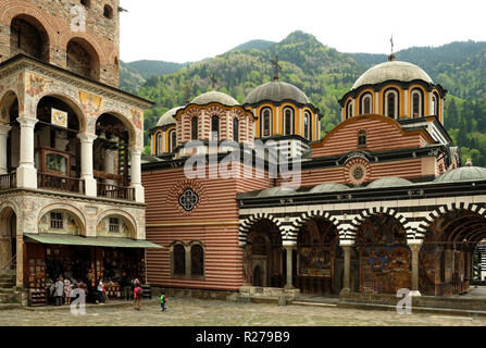 RILA, Bulgarien - 27 April, 2018: Blick auf das Kloster Rila mit dem Glockenturm auf der linken Seite. Es wurde von Saint Ivan (John) von Rila gegründet. Stockfoto