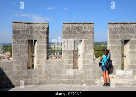 Weibliche Touristen Fotografieren von Dachterrasse der Päpste Palast oder Palais des Papes & Blick auf Blick über Avignon Provence Frankreich Stockfoto