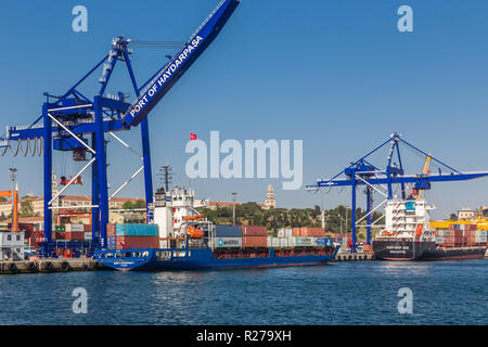 Istanbul, Türkei, 29. April 2013: Blick auf Haydarpasa Container Terminal, Krane und Containerschiffe. Stockfoto