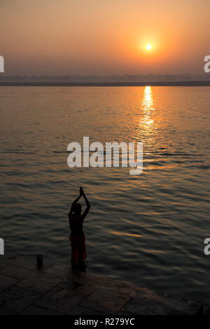 Morgen Ritual bei Sonnenaufgang am Ufer des Ganges in Varanasi, Indien Stockfoto