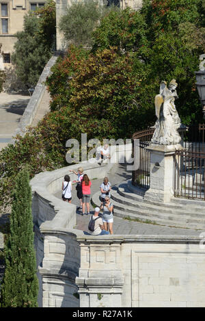 Touristen versammeln sich auf den barocken Stil Sicht oder Übersehen unterhalb der Kirche von Notre Dame Avignon Provence Frankreich Stockfoto