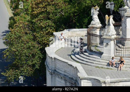 Touristen versammeln sich auf den barocken Stil Sicht oder Übersehen unterhalb der Kirche von Notre Dame Avignon Provence Frankreich Stockfoto