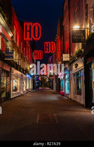 LONDON - November 17, 2018: Weihnachtslichter auf Carnaby Street, London UK. Stockfoto