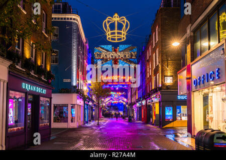 LONDON - November 17, 2018: Weihnachtslichter auf Carnaby Street, London UK. Carnaby Weihnachten Leuchten mit schillernden Queen - Bohemian Rapsody Stockfoto