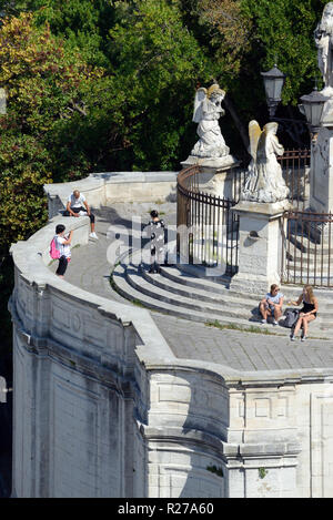 Touristen versammeln sich auf den barocken Stil Sicht oder Übersehen unterhalb der Kirche von Notre Dame Avignon Provence Frankreich Stockfoto