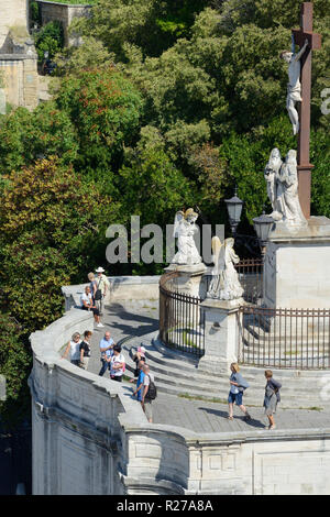 Touristen versammeln sich auf den barocken Stil Sicht oder Übersehen mit Kreuzigung Denkmal unterhalb der Kirche von Notre Dame Avignon Provence Frankreich Stockfoto