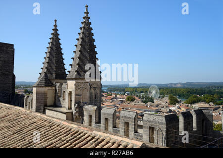 Gotischen Fialen auf Dächer der Papstpalast, dem Päpstlichen Palast oder Päpste Palast und Panoramablick über Avignon Provence Frankreich Stockfoto