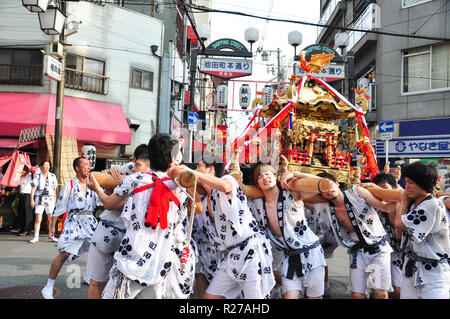 Osaka, Japan - Juli 25, 2012: Goldene tragbare Heiligtum durchgeführt und von Teilnehmern des Tenjin matsuri Fest verehrt Stockfoto