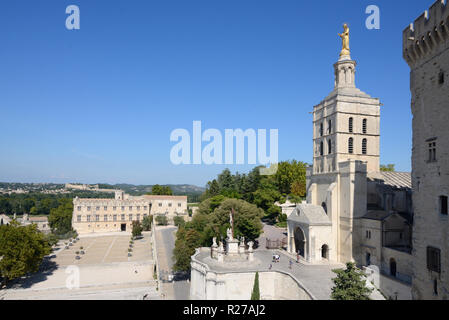 Luftaufnahme von Notre Dame Kirche oder Kathedrale, Petit Palais Museum & Palast der Päpste, oder Palais des Papes, Avignon Provence Frankreich Stockfoto