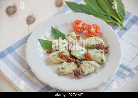 Spinat-Gnocchi Stockfoto