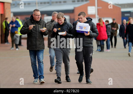 Fans pre match Essen vor dem Sky Bet League ein Spiel im Stadion des Lichts, Sunderland. Stockfoto