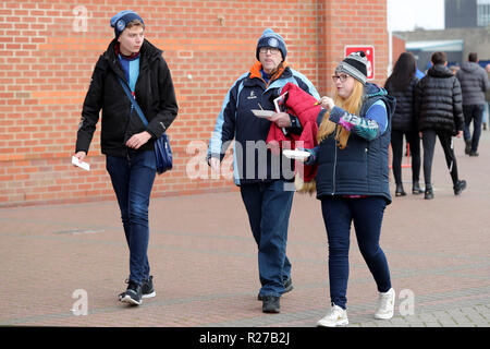 Wycombe Fans außerhalb der Stadien vor der Sky Bet League ein Spiel im Stadion des Lichts, Sunderland. Stockfoto