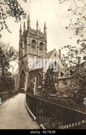 Oxford, Merton collage Kapelle 1918, ist die Stadt weltweit als die Heimat der Universität von Oxford, die älteste Universität in der englischsprachigen Welt.[11] Bauwerke in Oxford bemerkenswerte Beispiele für alle englischen Architektur Zeitraum seit Ende der Sächsischen Zeitraum zeigen bekannt ist. Oxford ist als "Stadt der träumenden Turmspitzen' bekannt, ein Begriff geprägt durch poet Matthew Arnold. Oxford hat einen breiten wirtschaftlichen Basis. Ihre Industrien gehören Motor Manufacturing, Bildung, Verlagswesen und eine grosse Anzahl von Informationen Technologie und Wissenschaft - gegründete Geschäfte, einige akademische Ableger. Stockfoto