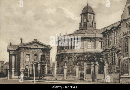 Oxford, Sheldonion Theater 1910, ist die Stadt weltweit als die Heimat der Universität von Oxford, die älteste Universität in der englischsprachigen Welt.[11] Bauwerke in Oxford bemerkenswerte Beispiele für alle englischen Architektur Zeitraum seit Ende der Sächsischen Zeitraum zeigen bekannt. Oxford ist als "Stadt der träumenden Turmspitzen' bekannt, ein Begriff geprägt durch poet Matthew Arnold. Oxford hat einen breiten wirtschaftlichen Basis. Ihre Industrien gehören Motor Manufacturing, Bildung, Verlagswesen und eine grosse Anzahl von Informationen Technologie und Wissenschaft - gegründete Geschäfte, einige akademische Ableger. Stockfoto