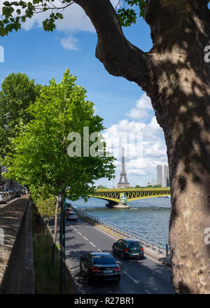 Autos, die auf der Straße mit Eiffelturm und der Seine entfernt im Hintergrund, Paris, Frankreich Stockfoto