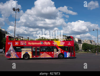 City Sightseeing Bus, auf der Straße, Paris, Frankreich Stockfoto