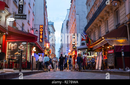 Außenansicht des Restaurants in Saint-Germain-des-Pres in der Dämmerung, Paris, Frankreich Stockfoto